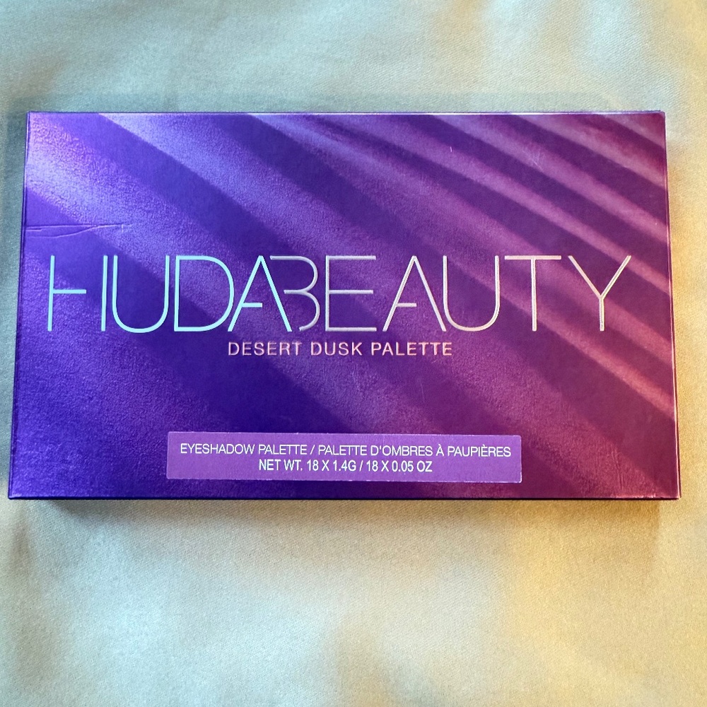 Huda Beauty Desert Dusk Eyeshadow Palette.